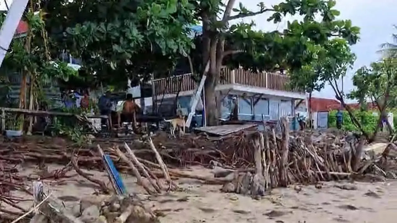 Kondisi bibir pantai Lakey pasca dihantam ombak besar semalam. Kios milik warga di sepanjang pantai ikut terdampak. (Foto: Istimewa/Miftahul Yani)