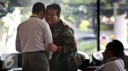 Widodo Supriadi menyapa kenalannya di lobi saat menunggu untuk diperiksa di Gedung KPK, Jakarta, Rabu (2/11). Widodo diperiksa sebagai saksi terkait kasus penjualan gula yang melibatkan tersangka Farizal. (Liputan6.com/Johan Tallo)