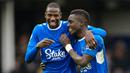 Pemain Everton Idrissa Gueye (kanan) dan Abdoulaye Doucoure merayakan kemenangan atas Arsenal pada pertandingan sepak bola Liga Inggris di Goodison Park, Liverpool, Inggris, 4 Februari 2023. Everton mengalahkan Arsenal dengan skor 1-0. (AP Photo/Jon Super)