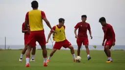 Pemain Timnas Indonesia, Egy Maualana Vikri (tengah) berlatih bersama rekannya saat sesi latihan terbuka yang berlangsung di Training Ground Bali United, kawasan Pantai Purnama, Gianyar pada Jumat (16/12/2022). Ini adalah sesi latihan terbuka terakhir yang bisa diliput oleh awak media sebelum bertolak ke Jakarta pada Minggu nanti. (Bola.com/Maheswara Putra)