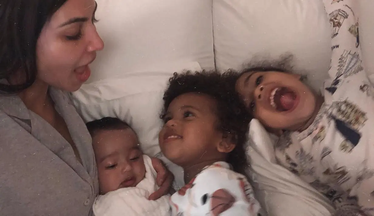 Di komentar tersebut Khloe bertanya "apakah untuk menjadi seksi seperti itu para ibu akan terlihat sangat seksi? Ini membuatku ingin tiga anak" tulis Khloe. (instagram/kimkardashian)