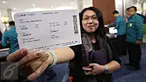 Penumpang pesawat Garuda Indonesia menunjukkan Boarding Pass tujuan Jakarta-Ternate pada pengoperasian perdana Terminal 3 Bandara Soekarno Hatta, Tangerang (9/8). (Liputan6.com/Immanuel Antonius).