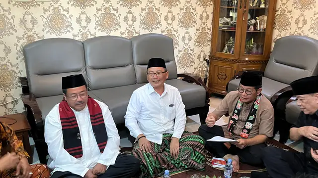 Pramono Anung-Rano Karno bersilaturahmi Ketua Forum Betawi Rempug (FBR) KH Lutfi Hakim di Cakung, Jakarta Timur pada Kamis (3/10/2024).