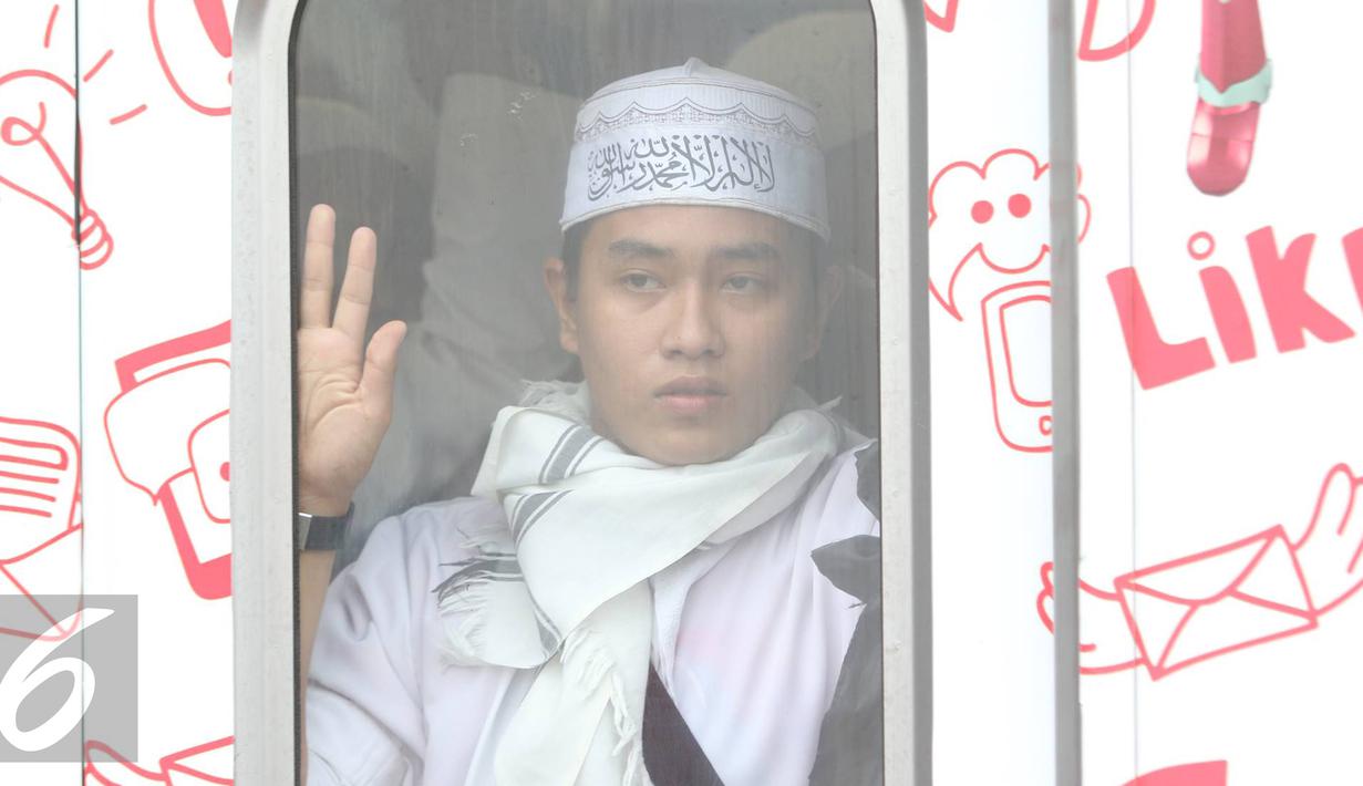 Ekpresi seorang pria yang berada di dalam kereta di Stasiun Juanda, Jakarta, Sabtu (11/2). Mereka adalah peserta yang sebelumnya menggelar kegiatan di Masjid Istiqlal dengan agenda zikir dan tausiyah nasional. (Liputan6.com/Immanuel Antonius)