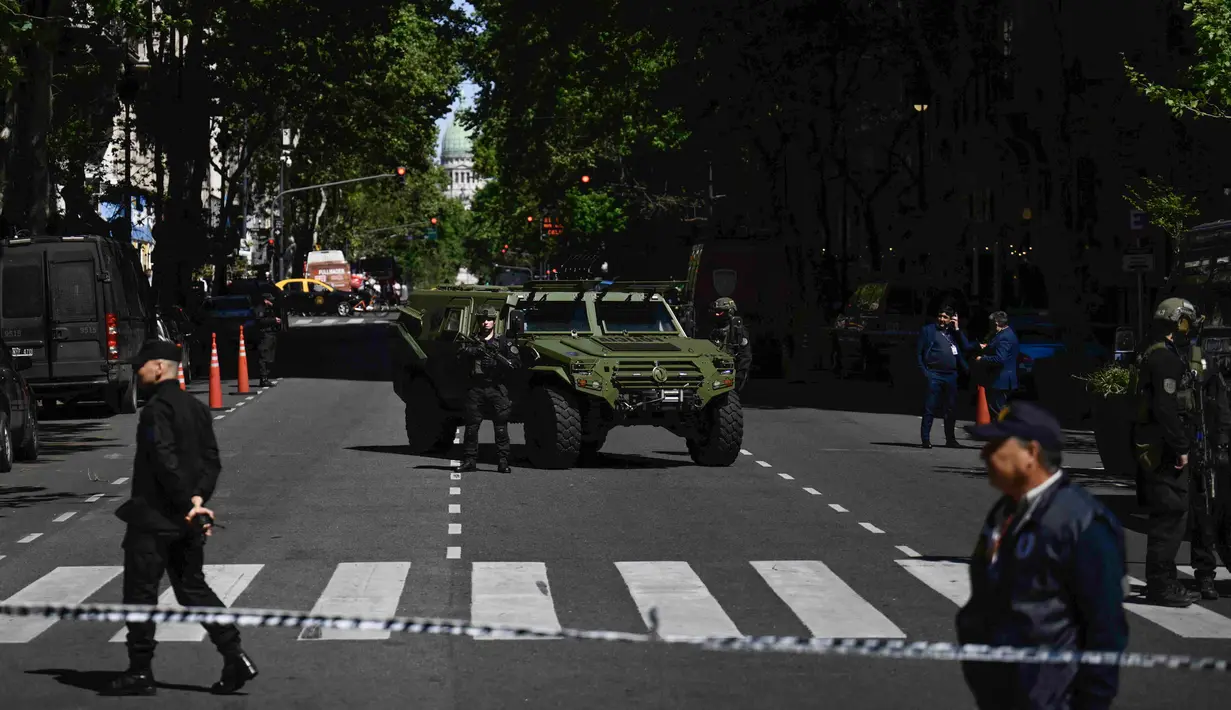 Petugas Polisi Federal berjaga di Mayo Avenue selama operasi keamanan di sekitar kedutaan besar Israel di Buenos Aires menyusul ancaman bom, pada 18 Oktober 2023. (Luis ROBAYO / AFP)