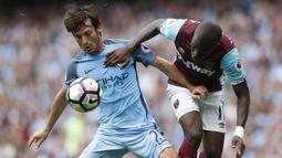 Gelandang Manchester United, David Silva, berebut bola dengan gelandang West Ham, Enner Valencia. Kemenangan ini mengantar The Citizens ke puncak klasemen Premier League. (Reuters/Carl Recine)