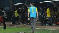 Pieter Huistra, pelatih Persipasi Bandung Raya mengenakan seragam milik kiper saat laga melawan Arema Cronus, Senin (16/11/2015) di Stadion Kanjuruhan, Malang. (Bola.com/Kevin Setiawan)
