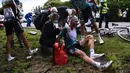 Direktur Tour de France, Christian Prudhomme menyampaikan keluhannya terkait insiden ini. Namun, suporter tersebut diketahui langsung melarikan diri stelah membuat kecelakaan masal ini. (Foto: AFP/Pool/Anne-Christine Poujoulat)