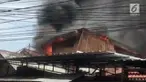Kebakaran terjadi di kawasan Pisangan Lama Jakarta Timur. 4 rumah dan 1 warung hangus terbakar, penyebab kebakaran diduga akibat korsleting listrik
