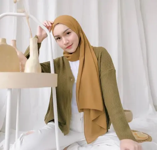 7 Ide OOTD Cardigan Rajut dengan Hijab yang Chic dari Lesti Kejora
