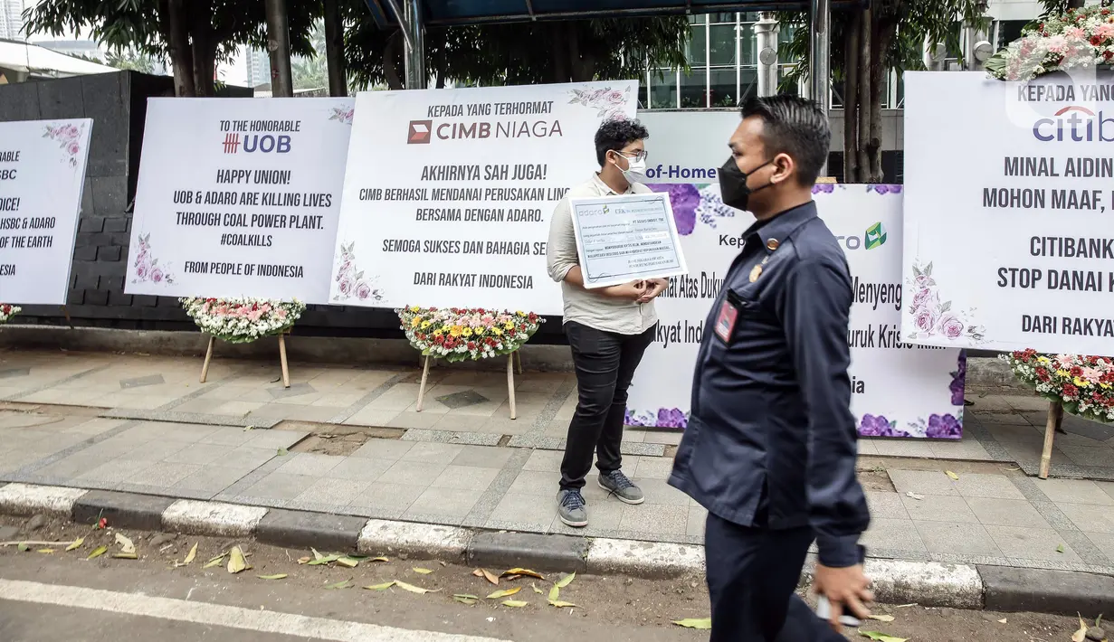 Security bejaga saat gerakan Extinction Rebellion Indonesia mengirim karangan bunga di depan Kantor Adaro, Jakarta, Senin (3/5/2021). Aksi tersebut sebagai tanda duka cita karena memperparah krisis iklim dengan membiayai produsen batu bara terbesar kedua di Indonesia. (Liputan6.com/Faizal Fanani)