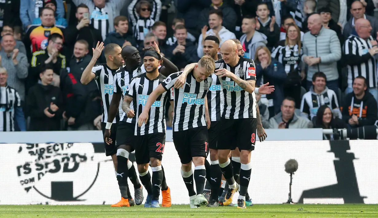 Pemain Newcastle United, Matt Ritchie (tengah) melakukan selebrasi usai mencetak gol ke gawang Arsenal pada lanjutan Liga Inggris di St James 'Park, (15/4). Newcastle menang atas Arsenal 2-1. (Owen Humphreys/PA via AP)