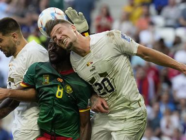 Hujan gol terjadi pada laga Kamerun kontra Serbia pada matchday kedua Grup G Piala Dunia 2022 yang digelar di Al Janoub Stadium, Al Wakrah, Qatar, Senin (28/11/2022) sore WIB. Enam gol yang tercipta dibagi rata kedua tim dengan skor akhir 3-3. Aksi saling comeback pun terjadi dalam laga yang berakhir merugikan bagi kedua tim, di mana keduanya sama-sama baru mengemas satu poin hasil dari 2 kali main dan sementara menempati posisi 3 dan 4. (AP/Francisco Seco)