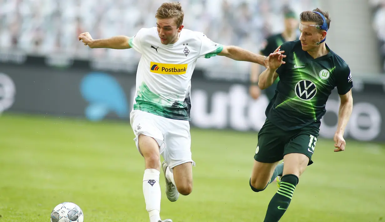 Gelandang Borussia Monchengladbach, Christoph Kramer, berebut bola dengan bek Wolfsburg, Yannick Gerhardt, pada laga lanjutan Bundesliga di Borussia Park Stadium, Rabu (17/6/2020) dini hari WIB. Monchengladbach menang telak 3-0 atas Wolfsburg.(AFP/Thilo Schmuelgen/pool)