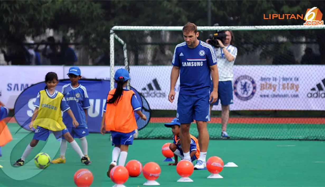 Ivanovic menyatakan dirinya senang dalam menjalani coaching clinic. Meski cuaca cukup terik, pemain belakang tersebut mengaku bahagia bisa berbagi ilmu dengan anak-anak di Indonesia. (Liputan6.com/ Helmi Fithriansyah)