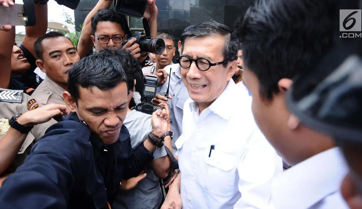 Menteri Hukum dan HAM Yasonna H Laoly usai menjalani pemeriksaan di gedung KPK, Jakarta, Rabu (10/1). Yasonna diperiksa sebagai saksi untuk tersangka ASS dalam penyidikan dugaan korupsi proyek e-KTP. (Liputan6.com/Helmi Fithriansyah)