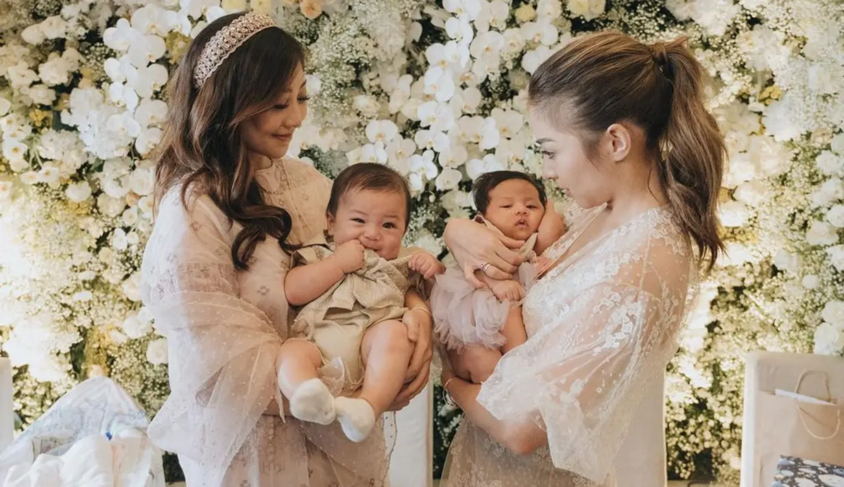 April 2022, Nikita Willy melahirkan anak pertama bernama Issa Xander Djokosoetono di Los Angeles, Amerika Serikat. 4 bulan berselang, tepatnya pada Agustus 2022, Winona Willy melahirkan buah cinta pertamanya bernama Lalita Shanumikaila Baghaskara. Jarak lahir buah hati yang berdekatan, Nikita dan Winona gelar acara akikah Baby Izz dan Baby Mika bersamaan pada Oktober 2022. (Liputan6.com/IG/@nikitawillyofficial94)