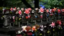 Patung-patung Jizo terlihat di Kuil Zojoji, Tokyo pada 22 Juni 2020. Jizo adalah pelindung dari anak-anak yang belum sempat lahir atau meninggal dalam kandungan dan saat masih bayi. (Photo by Philip FONG / AFP)