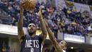 Pemain Brooklyn Nets, Sean Kilpatrick (6) melakukan tembakan melewati jangkauan pemain Indiana Pacers, Glenn Robinson III (40) pada laga lanjutan NBA di  Bankers Life Fieldhouse, Indianapolis, (5/1/2017).  (AP/Michael Conroy)