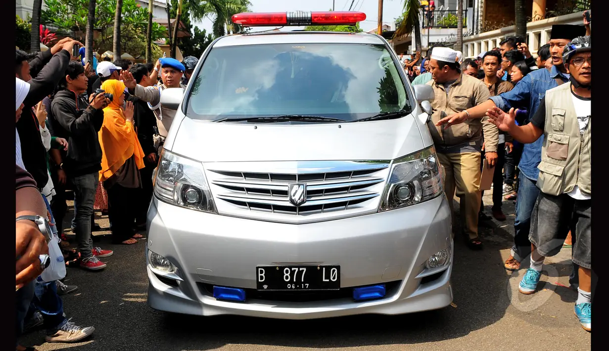 Mobil ambulan yang membawa jenazah Olga Syahputra tiba di rumah duka pukul 9.45 WIB, Jakarta, Sabrtu (28/3/2015). Ribuan orang memadati sepanjang jalan kediaman Olga Syahputra (Liputan6.com/Faisal R Syam)