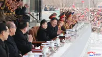 Pemimpin Korea Utara Kim Jong Un dan putrinya Kim Ju-ae saat menyaksikan pertandingan sepak bola antara staf Kabinet dan Kementerian Pertahanan Nasional, di Korea Utara pada 17 Februari 2023. Pertandingan ini digelar sebagai kesempatan untuk menginspirasi mereka dengan &ldquo;kehadiran Kim Jong Un dan putri tercintanya&rdquo; untuk bekerja lebih keras dan menjadikan tahun 2023 sebagai &ldquo;tahun perubahan besar.&rdquo; (AFP/KCNA Via KNS)