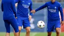 <p>Bek Paris Saint-Germain (PSG) Juan Bernat berebut bola dengan Carlos Soler (tengah) dalam sesi latihan di Saint-Germain-en-Laye di luar Paris, Senin (5/9/2022). PSG akan menjamu Juventus pada matchday 1 Grup H Liga Champions 2022/2023 di Parc des Princes, Rabu 7 September 2022 dini hari. (Photo by FRANCK FIFE / AFP)</p>