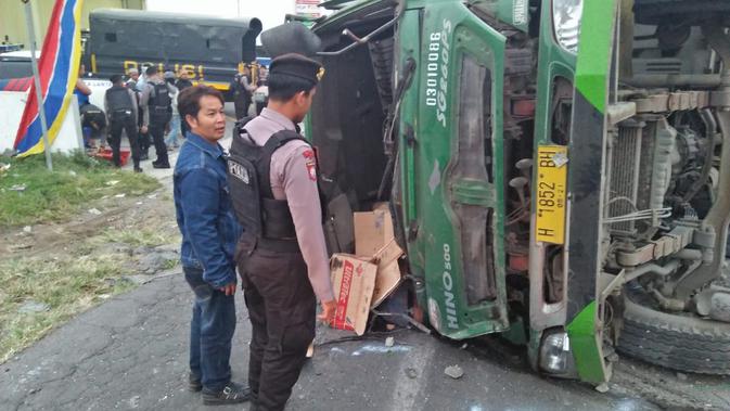 Jalur tengkorak Kledung-Kertek kembali makan korban. Satu orang tewas saat truk teguling akibat rem blong. (Foto: Liputan6.com/Polres Wonosobo/Muhamad Ridlo)