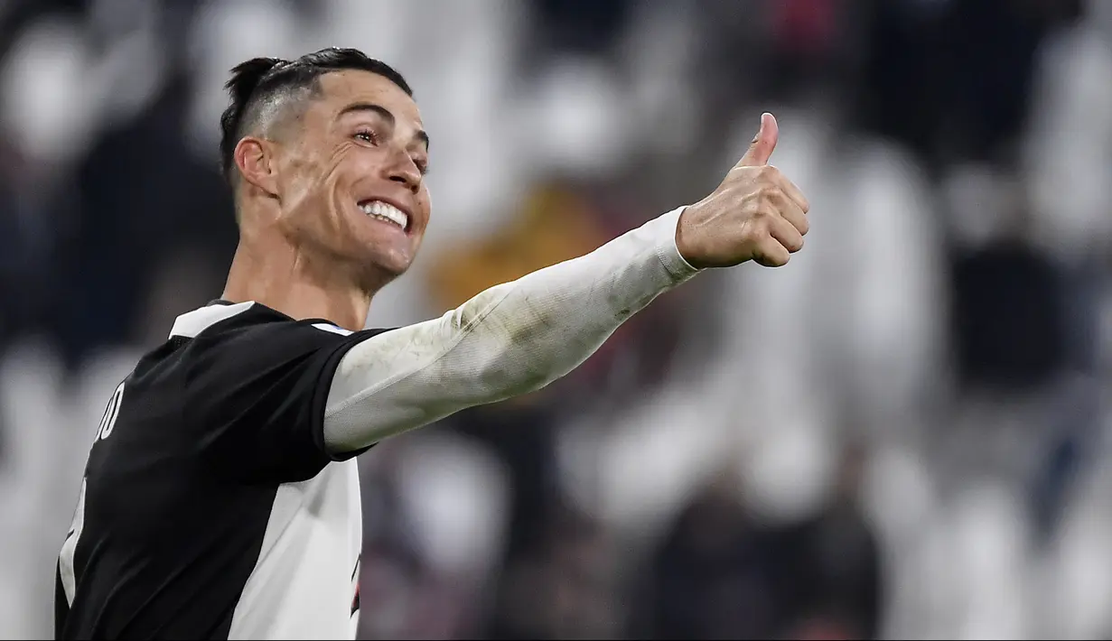 Penyerang Juventus, Cristiano Ronaldo berselebrasi usai mencetak gol ke gawang Cagliari pada pertandingan lanjutan Liga Serie A Italia di Stadion Allianz, Turin (6/1/2020). Ronaldo mencetak hattirck dipertandingan ini dan mengantar Juventus menang 4-0 atas Cagliari. (Marco Alpozzi / LaPresse via AP)