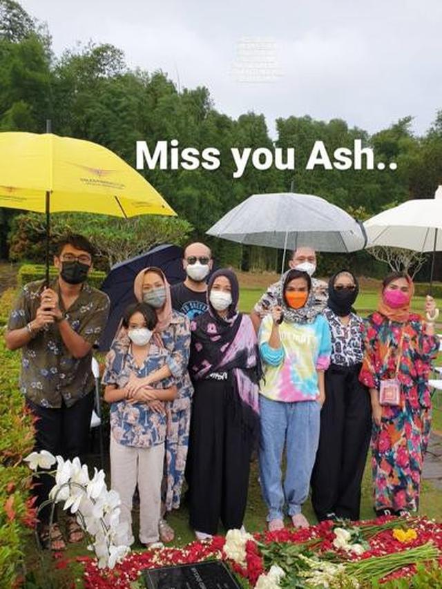 Peringati 1 Tahun Kepergian Ashraf Sinclair, Ini 6 Momen BCL Ziarah ke Makam Suami