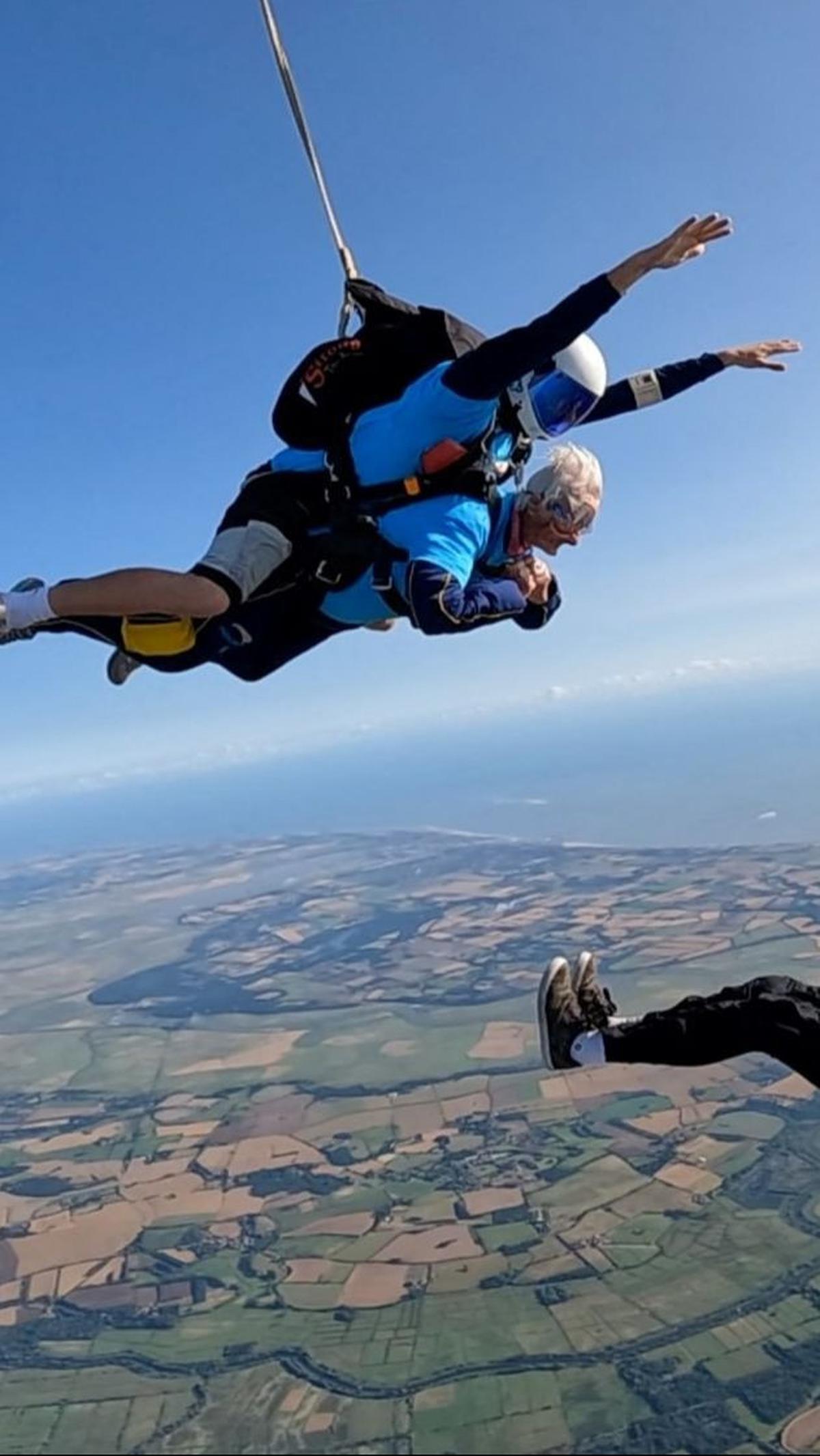 Dilansir dari BBC, Nenek Baillie, saat mengatakan kepada BBC Radio 4 mengaku "terengah-engah" setelah melompat.  Foto: UK Parachuting and Goldster / Handout via REUTERS