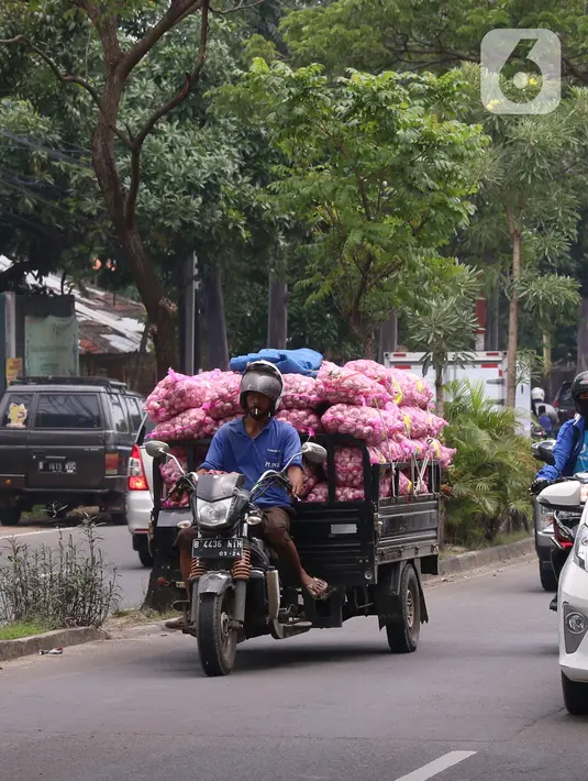Warga membawa bahan makanan dengan sepeda motor di kawasan Tangerang, Banten, Rabu (16/2/2022).  Hal itu berdasarkan Survei Pemantauan Harga (SPH) BI pada minggu kedua Februari 2022 memperkirakan terjadi deflasi 0,11 persen secara bulanan (month to month/mtm). (Liputan6.com/Angga Yuniar)