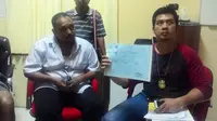 Warga negara India, Monty Sharma (kiri) di Kantor Imigrasi Mataram, NTB. (Liputan6.com/Hans Bahanan)