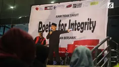 Beberapa pegiat antikorupsi berkumpul dan membuat karya puisi untuk memberikan dukungan terhadap perjuangan KPK dalam memberantas korupsi. Pentas yang digelar Jumat (09/05) merupakan bentuk solidaritas atas kejadian yang menimpa Novel Baswedan.