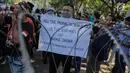 Seorang massa membawa poster dalam aksi bela Rohingya bersama Bang Japar atau Barisan Jawara dan Pengacara di depan Kedutaan Besar Myanmar, Jakarta, Jumat (8/9). Aksi ini dalam rangka solidaritas terhadap muslim Rohingya. (Liputan6.com/Faizal Fanani)
