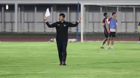 Pelatih Timnas Indonesia U-20, Indra Sjafri memimpin sesi latihan tim asuhannya di Stadion Madya, GBK, Jakarta, Minggu (22/9/2024). (Bola.com/Abdul Aziz)