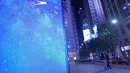Pasangan berjalan di jalan yang sepi yang biasanya dipenuhi orang di Causeway Bay, distrik perbelanjaan terkenal di Hong Kong pada 10 Maret 2022. Lampu neon Hong Kong masih menyala, tetapi COVID-19 telah mematikan banyak aktivitas kota yang biasa berenergi. (AP Photo/Vincent Yu)