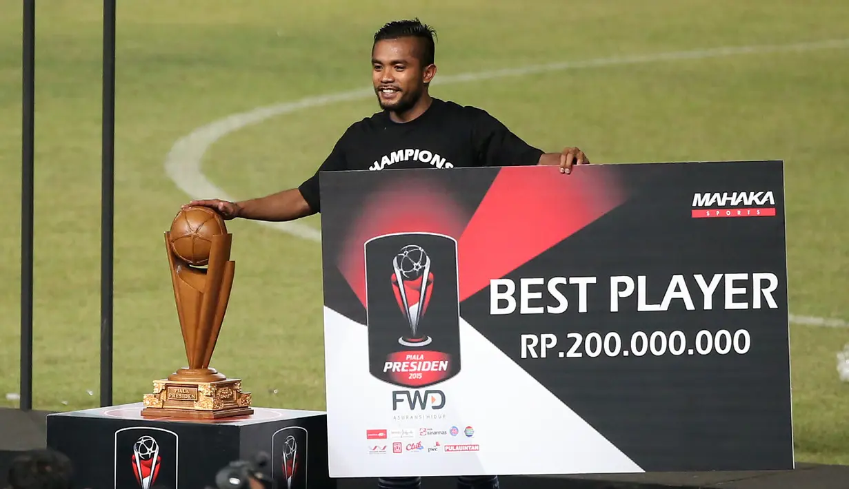 Pemain Persib, Zulham Zamrun, meraih gelar pemain terbaik dan pencetak gol terbanyak Piala Presiden 2015 di Stadion Utama Gelora Bung Karno, Jakarta, Minggu (18/10/2015). (Bola.com/Nick Hanoatubun)