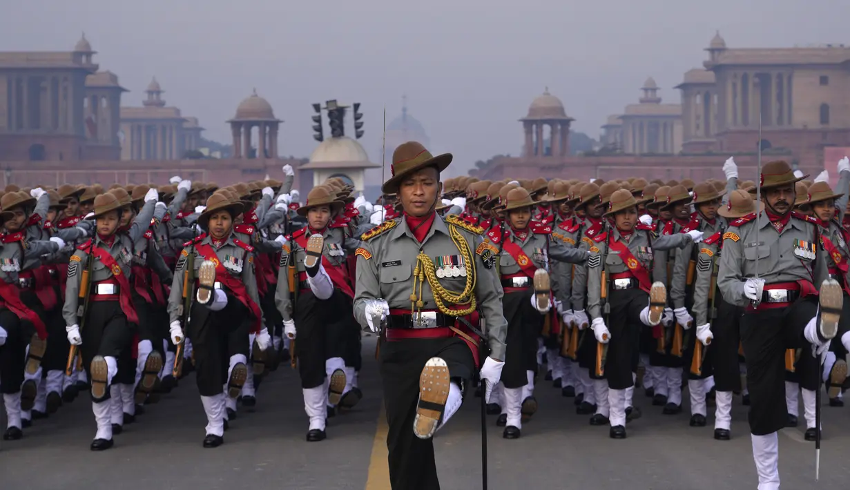<p>Prajurit Senapan Assam, pasukan paramiliter India, berlatih berbaris untuk parade hari Republik mendatang di perbukitan Raisina, di New Delhi, India, Kamis (19/1/2023). Hari Republik India akan dirayakan pada 26 Januari. (AP Photo/Manish Swarup)</p>