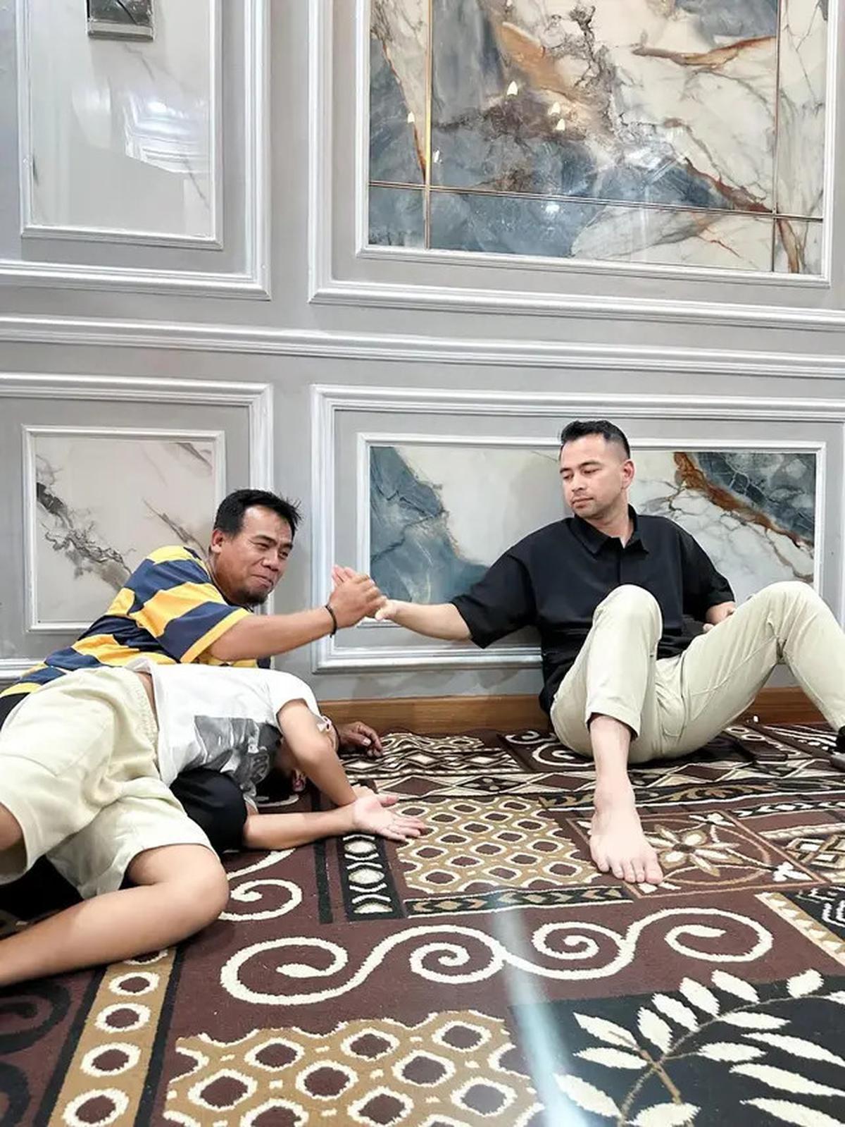 7 Potret Raffi Ahmad ke Rumah Mendiang Mpok Alpa, Kuatkan Suami dan Anak