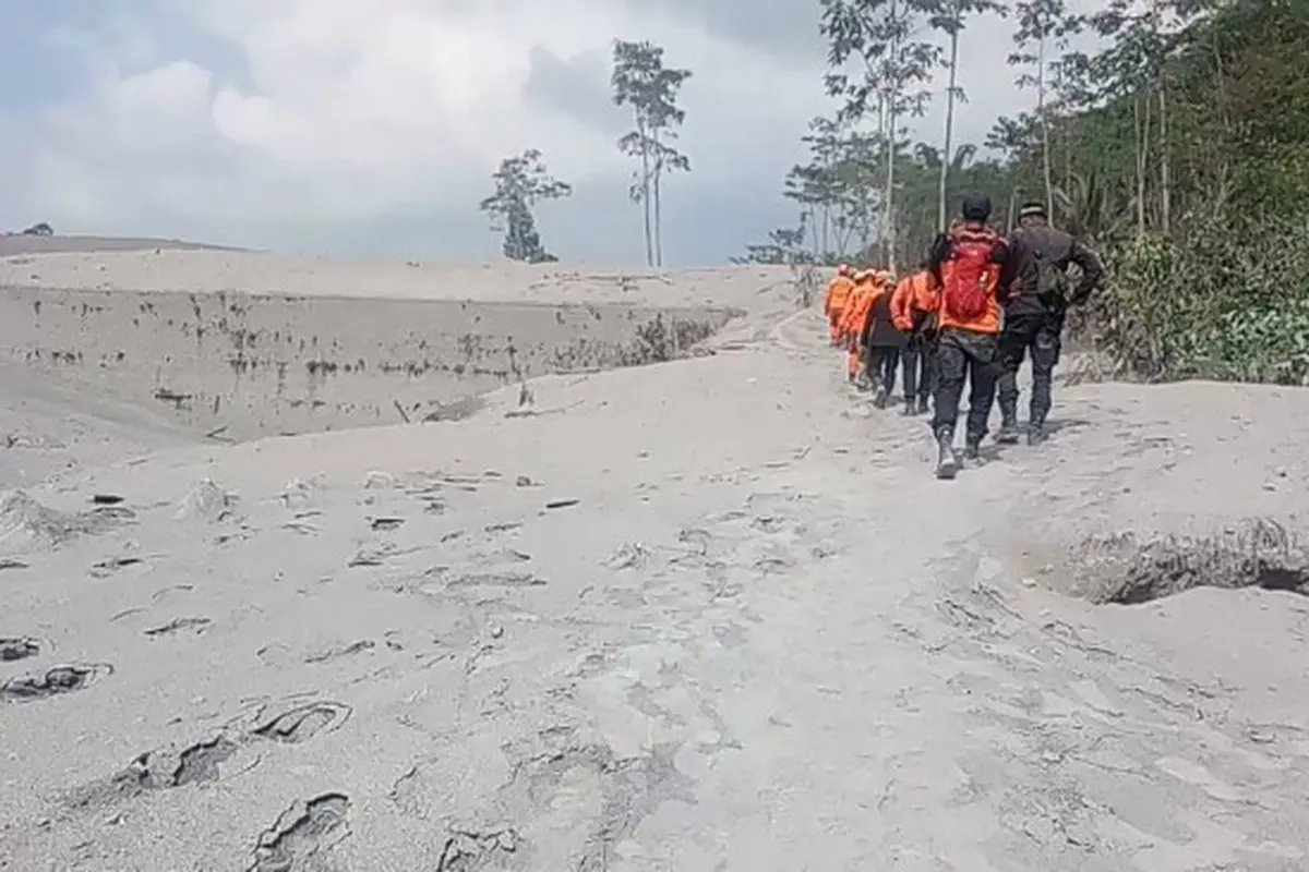 Tim SAR gabungan observasi di wilayah terdampak erupsi Gunung Semeru, Lumajang, Jawa Timur pada Rabu (2/12/2020). (Foto: Dok Istimewa)