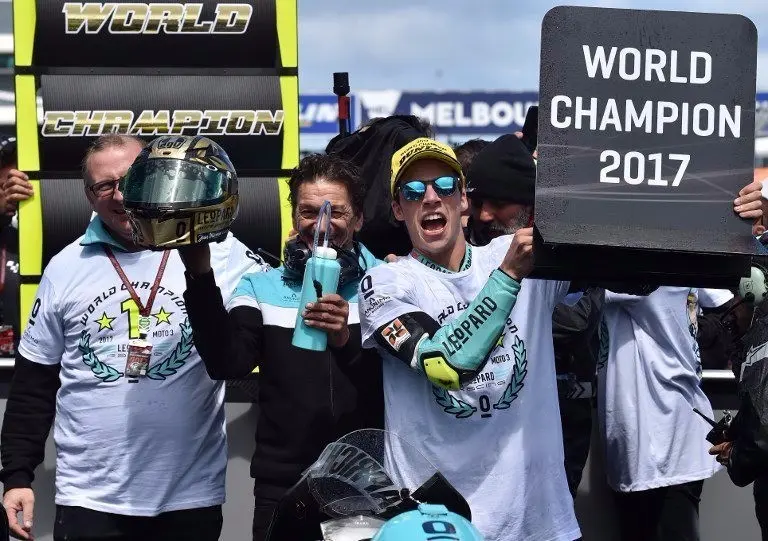 Pebalap asal Spanyol, Joan Mir, mengunci titel Moto3 2017 setelah memenangi balapan di Phillip Island, Australia, Minggu (22/10/2017). (Marca)