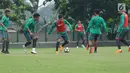 Pesepakbola, Egy Maulana Vikri (tengah) saat mengikuti latihan bersama Timnas Indonesia U-23 di Lapangan A Senayan, Jakarta, Sabtu (17/3). Latihan ini persiapan uji tanding melawan Singapura pada 21 Maret mendatang. (Liputan6.com/Helmi Fithriansyah)