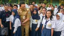 Gubernur DKI Jakarta Basuki Tjahaja Purnama atau Ahok ketika akan berfoto bersama siswa SMPN 41 Jakarta, Senin (9/5). Kedatangan Gubernur yang disapa Ahok itu guna meninjau pelaksanaan Ujian Nasional di sekolah tersebut. (Liputan6.com/Yoppy Renato)