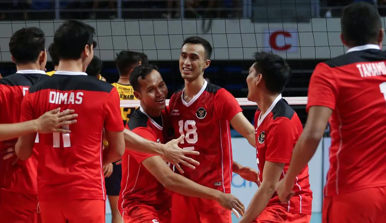 Pemain Timnas Voli Putra Indonesia melakukan selebrasi usai berhasil mencetak poin pada laga final SEA Games 2021 melawan tuan rumah Vietnam yang berlangsung di Dai Yan Sports Arena, Quang Ninh Vietnam, Minggu, 22 Mei 2022. Skuat asuhan Jiang Jie berhasil menang telak dengan skor 3-0 (25-22, 25-18, dan 25-15). (Foto: Kemenpora/PP SIWO PWI/Erly Bahtiar)