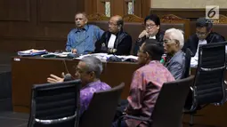 Terdakwa kasus dugaan suap proyek PLTU Riau-1 yang juga mantan Dirut PLN, Sofyan Basir (kiri) saat menjalani sidang lanjutan di Pengadilan Tipikor, Jakarta, Senin (5/8/2019). Sidang beragendakan mendengar keterangan saksi-saksi. (Liputan6.com/Helmi Fithriansyah)