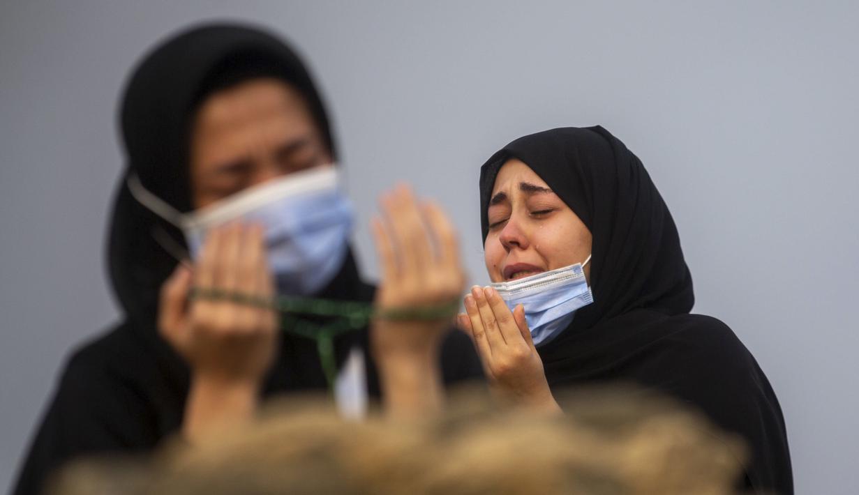 Jemaah berdoa saat melaksanakan rangkaian ibadah haji di Padang Arafah, dekat Makkah, Arab Saudi, Kamis (30/7/2020). Hanya sekitar 1.000 jemaah yang diizinkan untuk melakukan ibadah haji tahun ini karena pandemi virus corona COVID-19. (Saudi Ministry of Media via AP)
