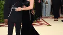 Kylie Jenner mengajak kekasihnya, Traviz Scott menghadiri Met Gala 2018 di Metropolitan Museum of Art New York, Senin (7/5). Kylie Jenner mengenakan gaun dari Alexander Wang yang terinspirasi dari putri duyung. (Evan Agostini/Invision/AP)