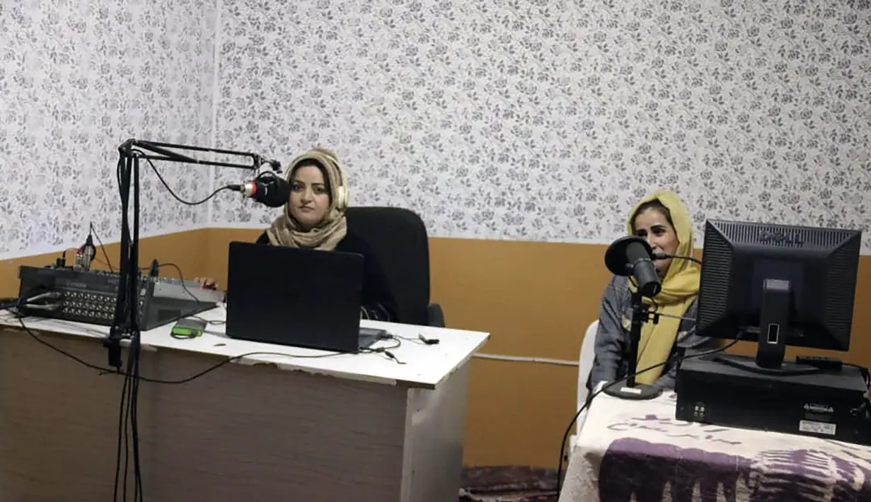 “Jika stasiun radio ini menerima kebijakan Imarah Islam Afghanistan dan memberikan jaminan tidak akan terulang lagi, kami akan mengizinkannya untuk beroperasi kembali,” kata Ahmadi. (Sadai Banowan via AP)