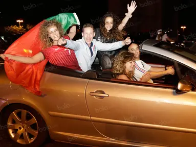 Suporter Portugal konvoi keliling Kota Paris, Prancis, Minggu (10/7/2016), merayakan keberhasilan tim nsional mereka meraih gelar Piala Eropa 2016. (Bola.com/Vitalis Yogi Trisna)
