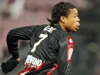 Aksi striker Nice, Loic Remy sedang mengejar bola di laga lanjutan Ligue 1 menghadapi Auxerre di Ray Stadium, Nice, 20 Januari 2010. AFP PHOTO / VALERY HACHE 